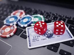 Simbol wild dan scatter yang memicu putaran bonus Simbol wild dan scatter dalam permainan Boom City